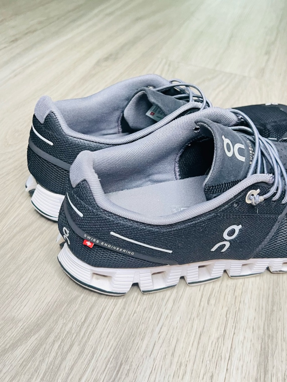 On Cloud Women’s 9.5 Black White Athletic Running Shoes Swiss Engineering *READ - Picture 5 of 13